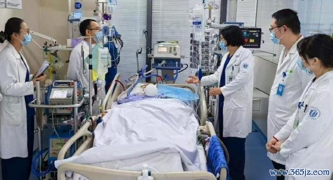 大爷洗小龙虾手指被扎伤险被截肢